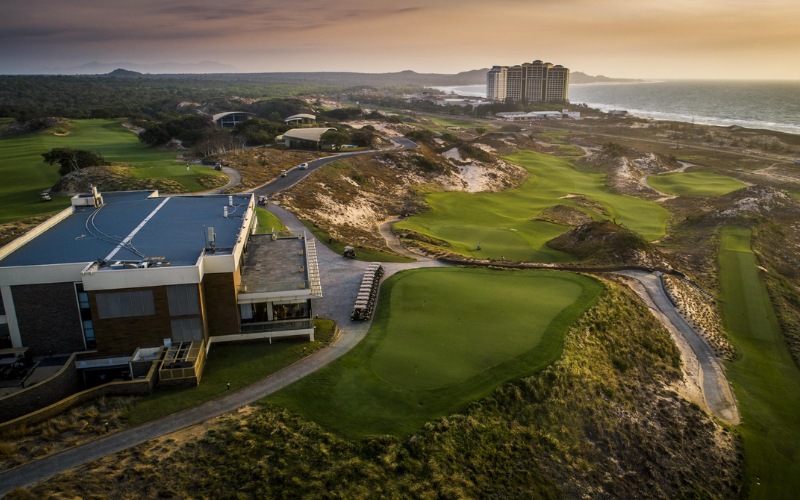 Giới thiệu sân golf The Bluffs Hồ Tràm Strip